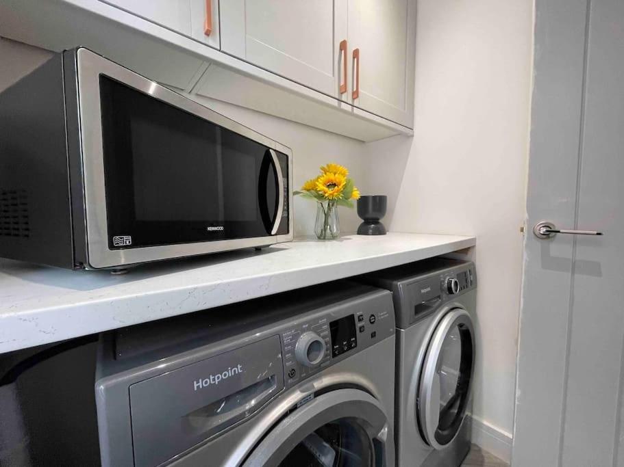 Perfect For Contractors With On Site Parking Villa Brierley Hill Luaran gambar