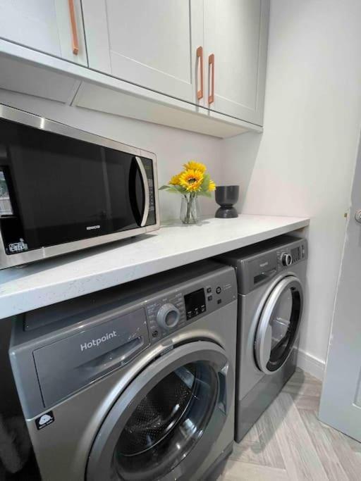 Perfect For Contractors With On Site Parking Villa Brierley Hill Luaran gambar