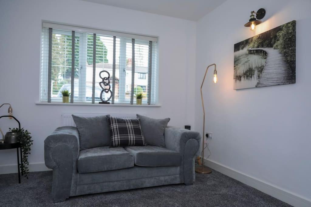 Perfect For Contractors With On Site Parking Villa Brierley Hill Luaran gambar