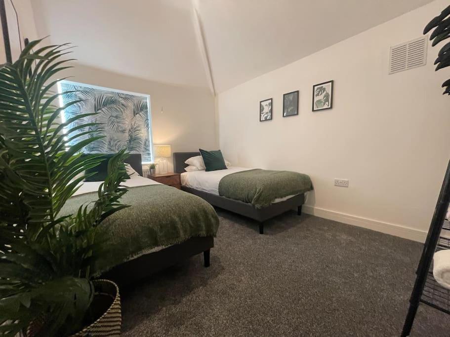 Perfect For Contractors With On Site Parking Villa Brierley Hill Luaran gambar